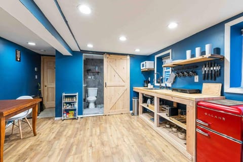 Kitchen or kitchenette, Dining area, stove