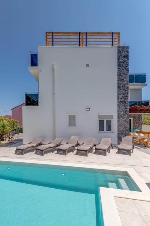 Property building, Day, Swimming pool