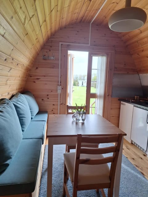 Seating area, Dining area