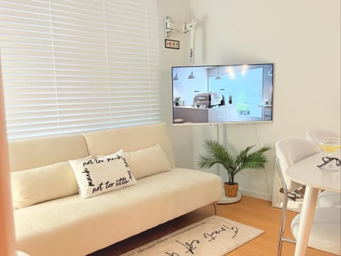 Communal lounge/ TV room, TV and multimedia, Living room, Seating area, Dining area, Evening entertainment