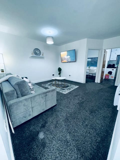 Communal lounge/ TV room, TV and multimedia, Living room, Seating area, Evening entertainment
