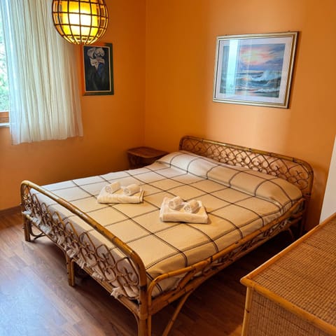 Bedroom, towels