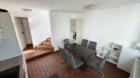 Kitchen or kitchenette, Seating area, Dining area