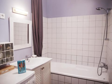 Lumineux, calme, charme villageois à 2mn du métro parisien Apartment in Vanves