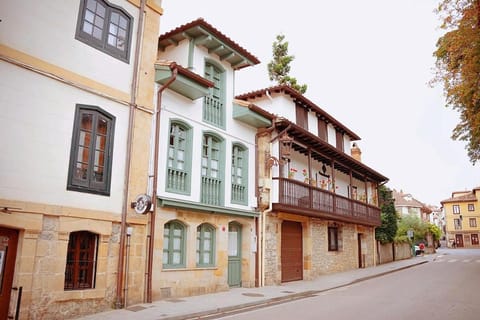 Property building, Facade/entrance, Balcony/Terrace, City view, Street view