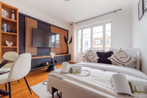 Bed, TV and multimedia, Photo of the whole room, Seating area, Evening entertainment, Bedroom