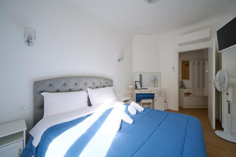 Bed, TV and multimedia, Bedroom