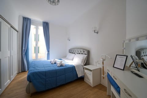 Bed, TV and multimedia, Bedroom