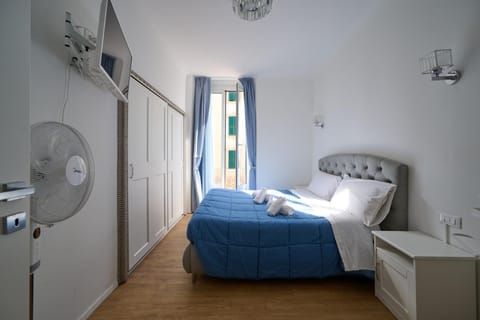 Bed, TV and multimedia, Bedroom