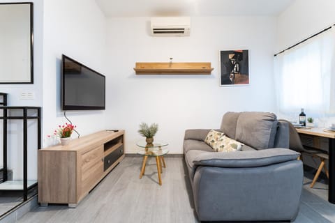 TV and multimedia, Living room, Dining area, air conditioner