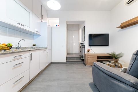 TV and multimedia, Kitchen or kitchenette, Living room, Dining area, stove, air conditioner