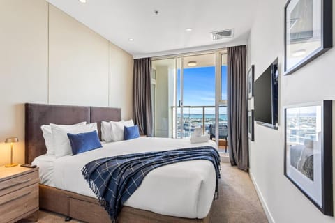 Bed, TV and multimedia, Bedroom