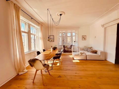 Living room, Photo of the whole room, Seating area