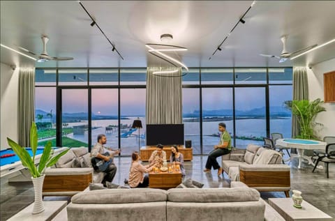People, Natural landscape, Living room, Seating area, Lake view, group of guests