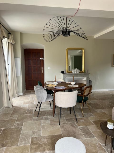 Seating area, Dining area