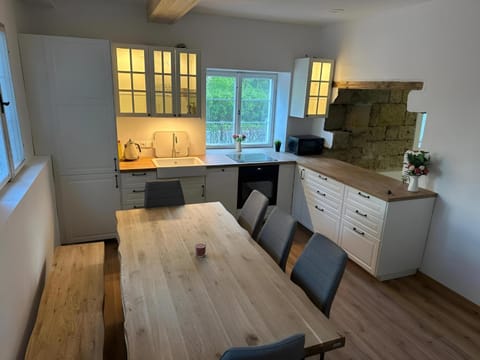 Kitchen or kitchenette, Communal kitchen, kitchen