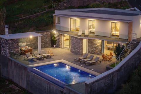 Property building, Swimming pool, sunbed