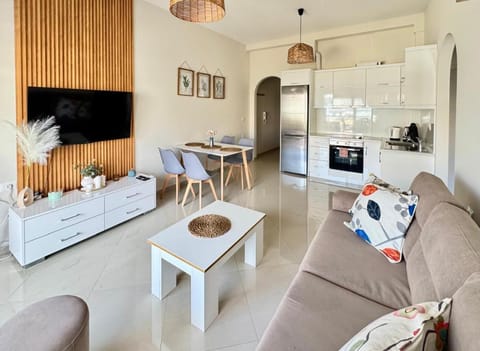 TV and multimedia, Kitchen or kitchenette, Living room, Seating area, Dining area, oven, stove