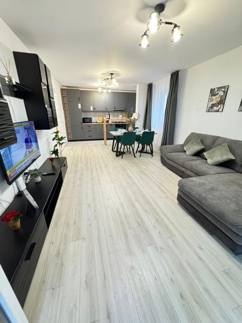 Communal lounge/ TV room, TV and multimedia, Kitchen or kitchenette, Living room, Seating area, Dining area, Evening entertainment, oven