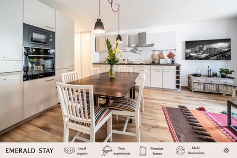 Kitchen or kitchenette, Living room, Seating area, Dining area