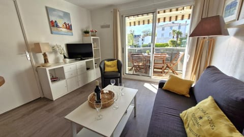 TV and multimedia, Balcony/Terrace, Living room, Decorative detail, Seating area