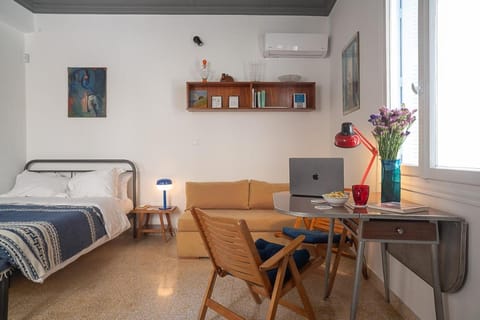 Bed, TV and multimedia, Living room, Photo of the whole room, Seating area, Dining area, Bedroom, air conditioner