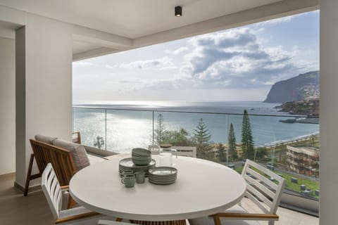 View (from property/room), Balcony/Terrace, Dining area, Sea view