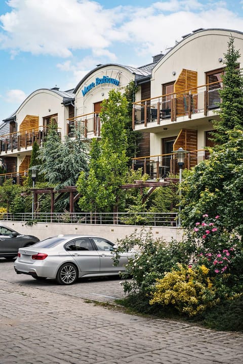 Neighbourhood, Location