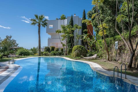 Spring, Day, Swimming pool, Swimming pool, sunbed