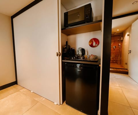 Coffee/tea facilities, microwave, oven