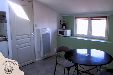 Kitchen or kitchenette, Dining area, stove