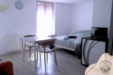 Bed, TV and multimedia, Living room, Photo of the whole room, Seating area, Dining area, Bedroom