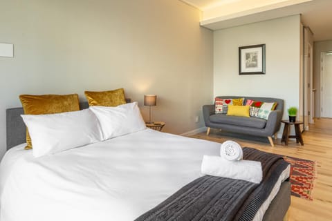 Bed, Seating area, Bedroom