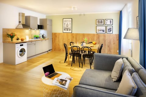 Coffee/tea facilities, Kitchen or kitchenette, Living room, Seating area, Dining area, microwave