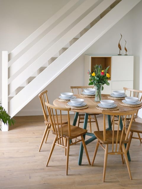 Seating area, Dining area