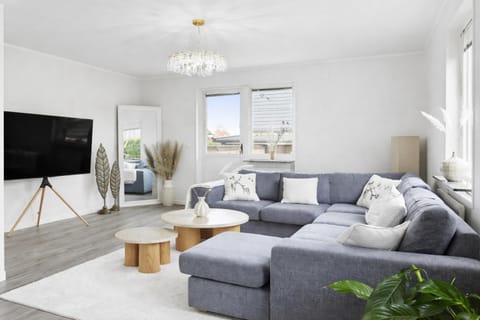 Communal lounge/ TV room, TV and multimedia, Living room, Seating area, Evening entertainment