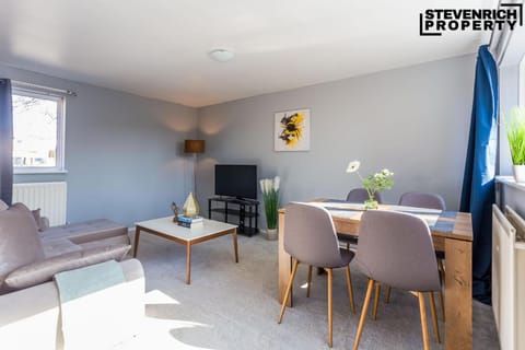 TV and multimedia, Living room, Seating area, Dining area