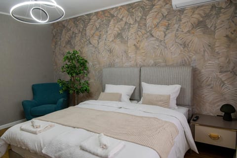 Bed, Photo of the whole room, Bedroom, towels