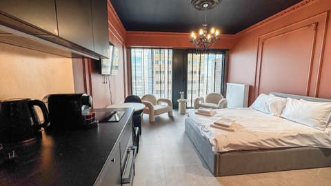 Kitchen or kitchenette, Bedroom, City view