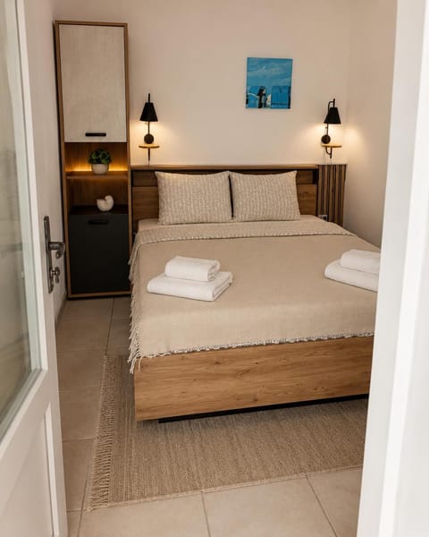 Bed, Bedroom, towels