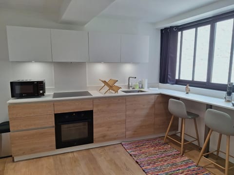 Coffee/tea facilities, dishwasher, internet, microwave, oven, stove, toaster, washing machine, kitchen