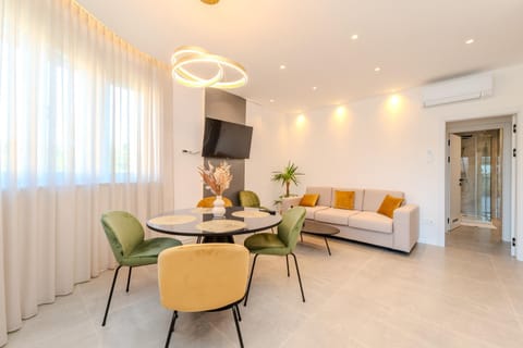 TV and multimedia, Living room, Seating area, Dining area, air conditioner