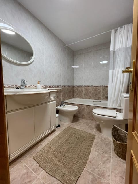 Shower, Toilet, Bathroom, Bath, bidet, towels