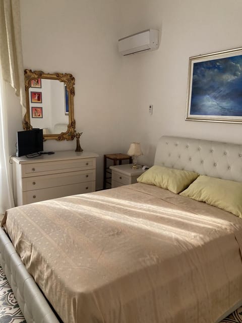 Bed, Photo of the whole room, Bedroom, air conditioner