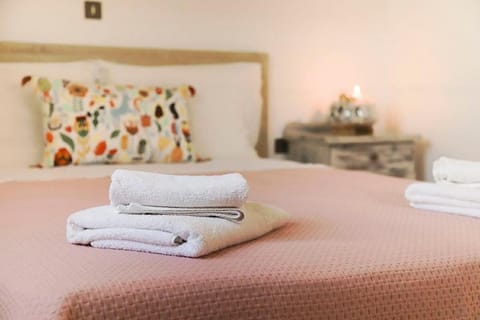 Bed, Bedroom, towels