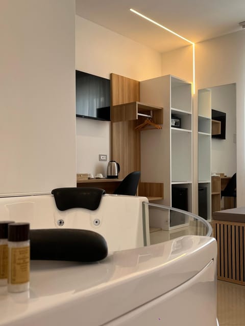 Hot Tub, Hot Tub, Coffee/tea facilities, minibar