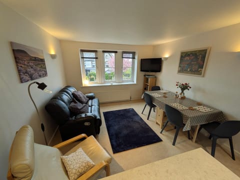 TV and multimedia, Photo of the whole room, Seating area, Dining area