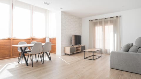 TV and multimedia, Living room, Seating area, Dining area