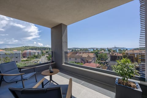 Balcony/Terrace, Seating area, City view, Landmark view, Sea view