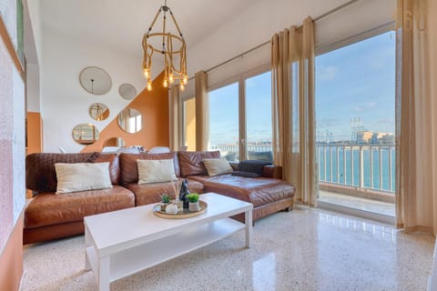 Bed, Natural landscape, View (from property/room), Balcony/Terrace, Living room, Photo of the whole room, Bedroom, Sea view